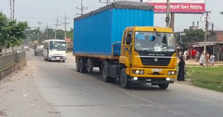 ইউরেনিয়াম বহনকারী একটি লরি